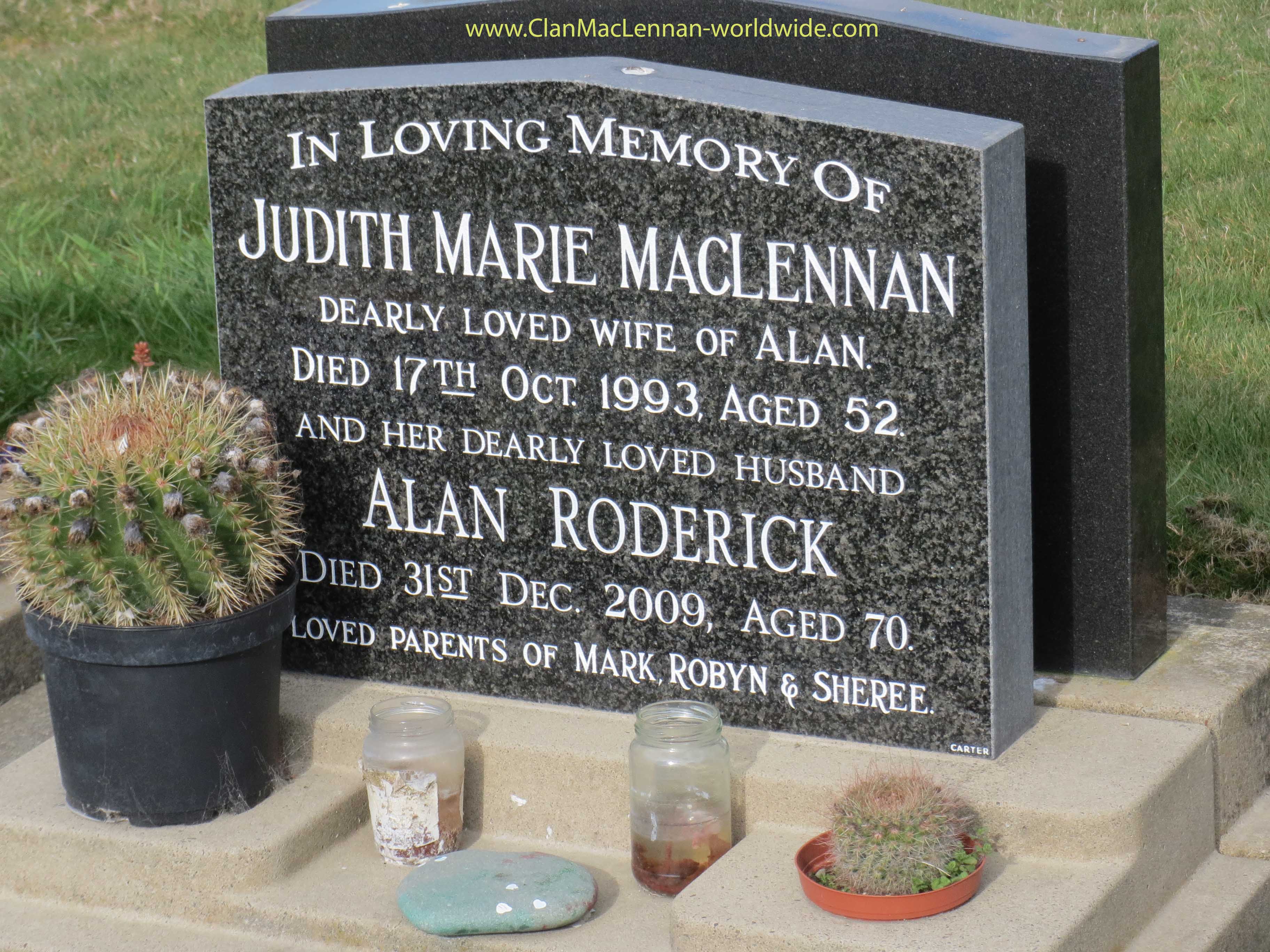 Photo of headstones/Alan Roderick MacLennan d2009 hdstn Ashburton